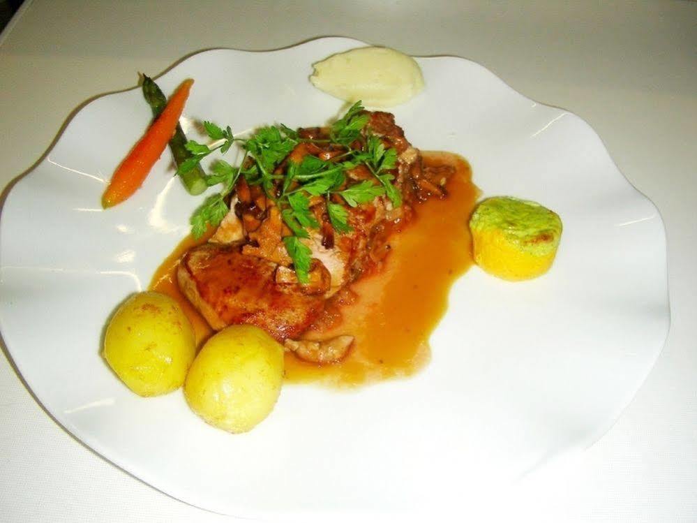 Logis Hotel Restaurant De La Poste ポンジボー エクステリア 写真