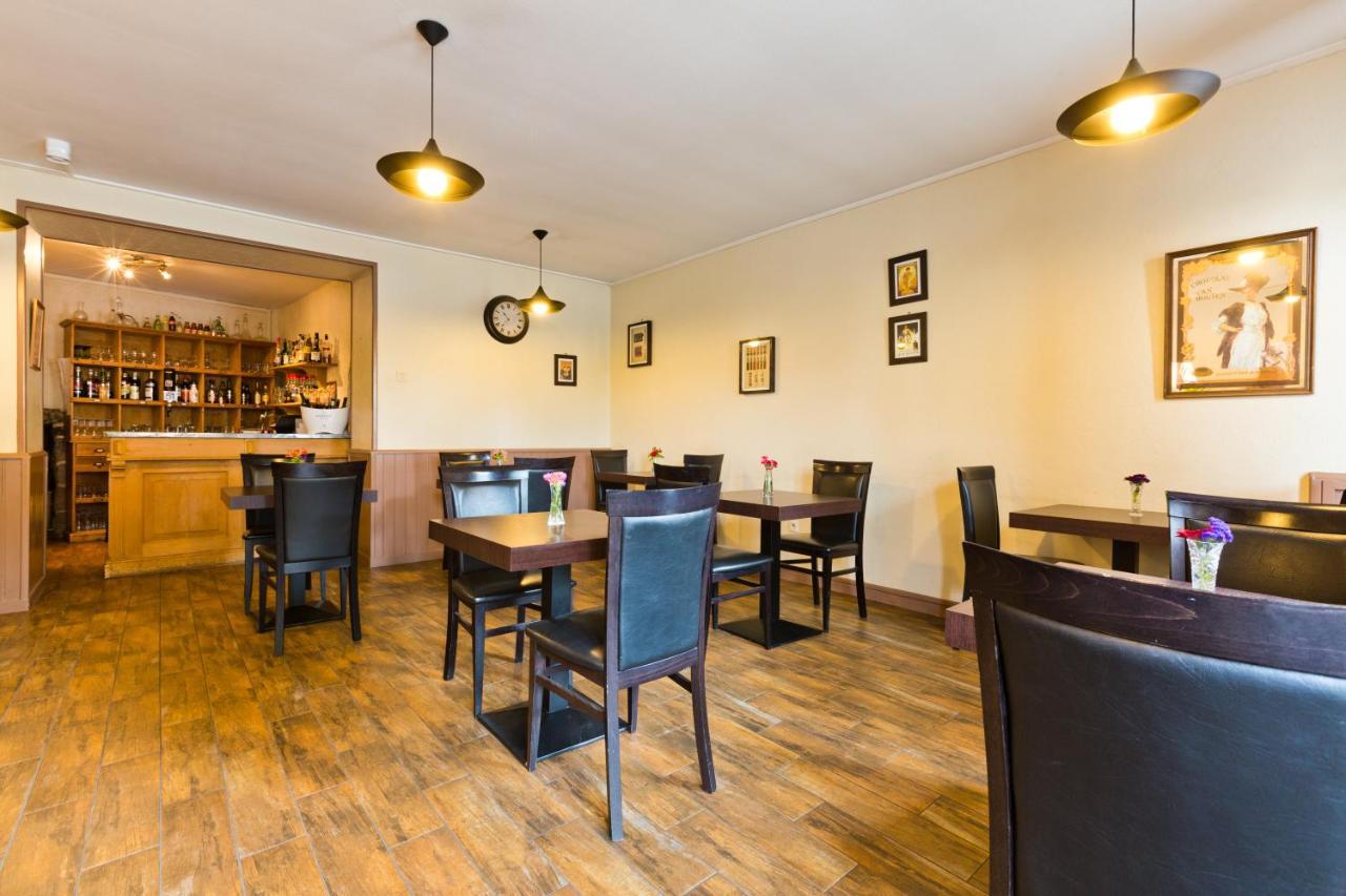 Logis Hotel Restaurant De La Poste ポンジボー エクステリア 写真